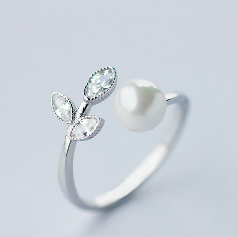 Nature-Inspired Elegance: Leaf-Studded Beaded Ring for Timeless Style.