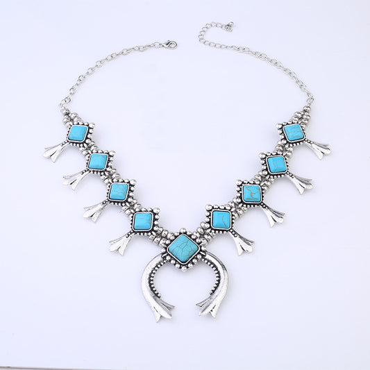 Bohemian Elegance: Horn Necklace and Turquoise Alloy Earrings Set.