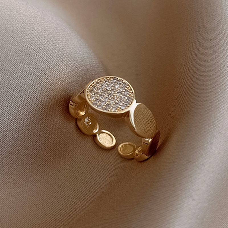 Seductive Sparkle: New Classic Zircon Circle Ring for Fashionable Women.
