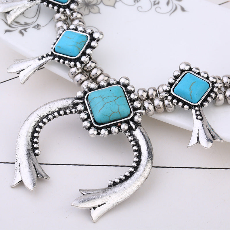 Bohemian Elegance: Horn Necklace and Turquoise Alloy Earrings Set.